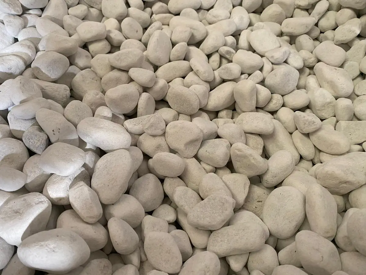 Carrara marmer grind van dichtbij: de korrelvorm en kleur in detail