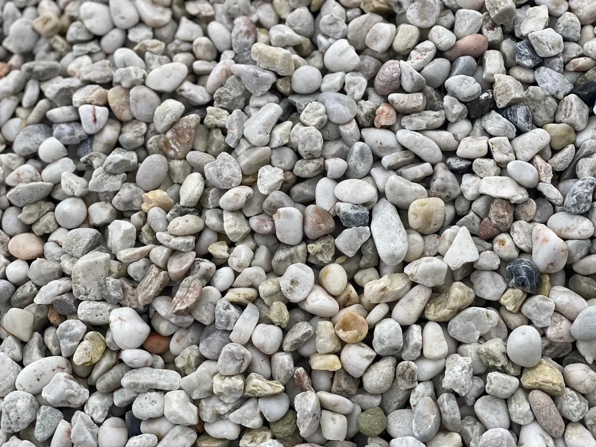 Witte quarz grind van dichtbij: de korrelvorm en kleur in detail