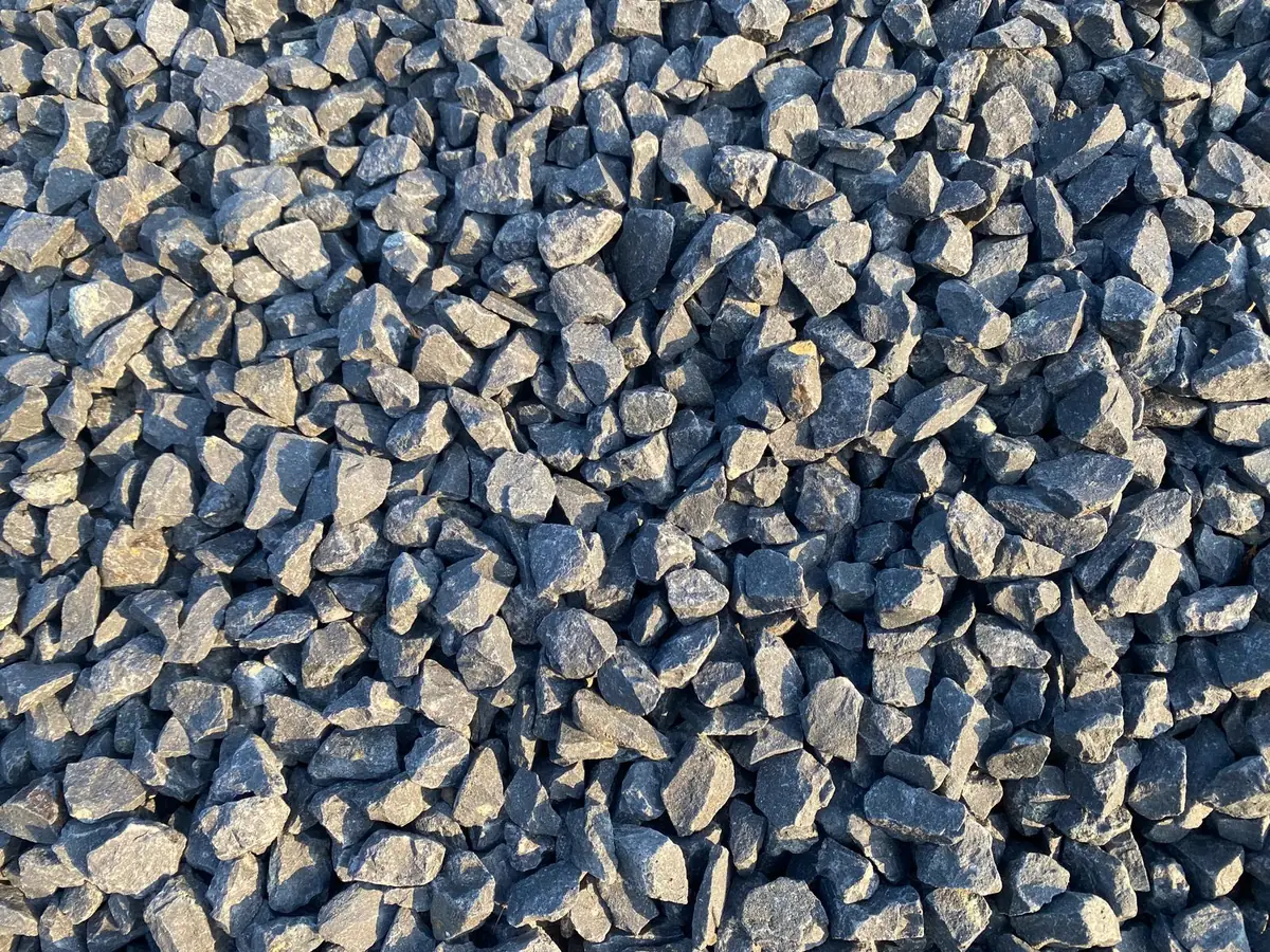 Basalt split van dichtbij: de korrelvorm en kleur in detail