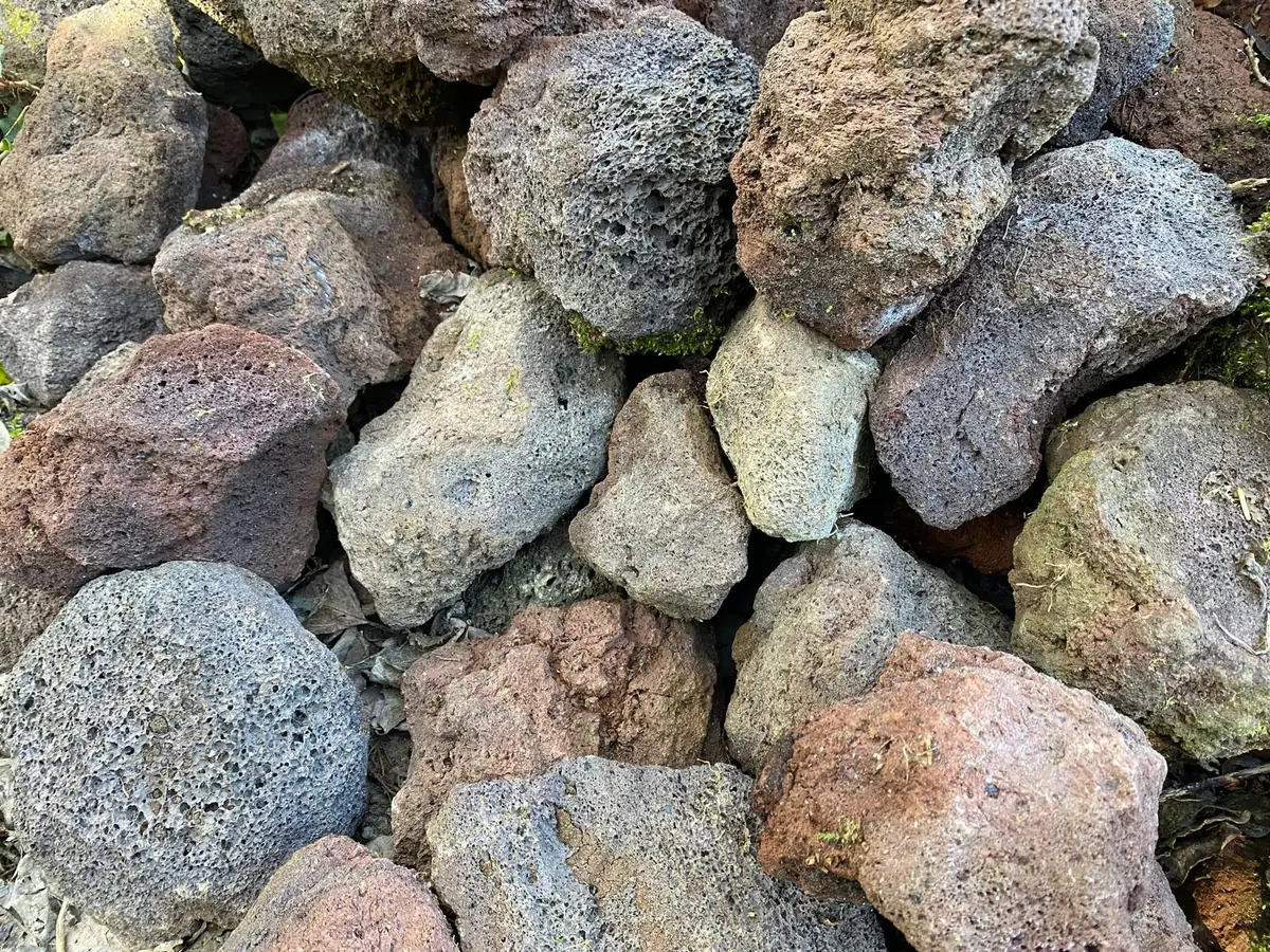 Lava brokken van dichtbij: de korrelvorm en kleur in detail