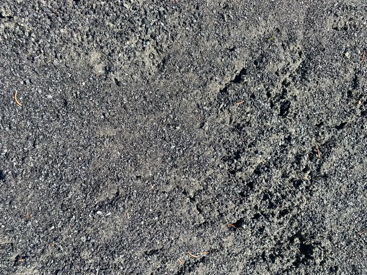 Voegzand antraciet-zwart 0-2 mm van dichtbij, diep antraciet tot zwart