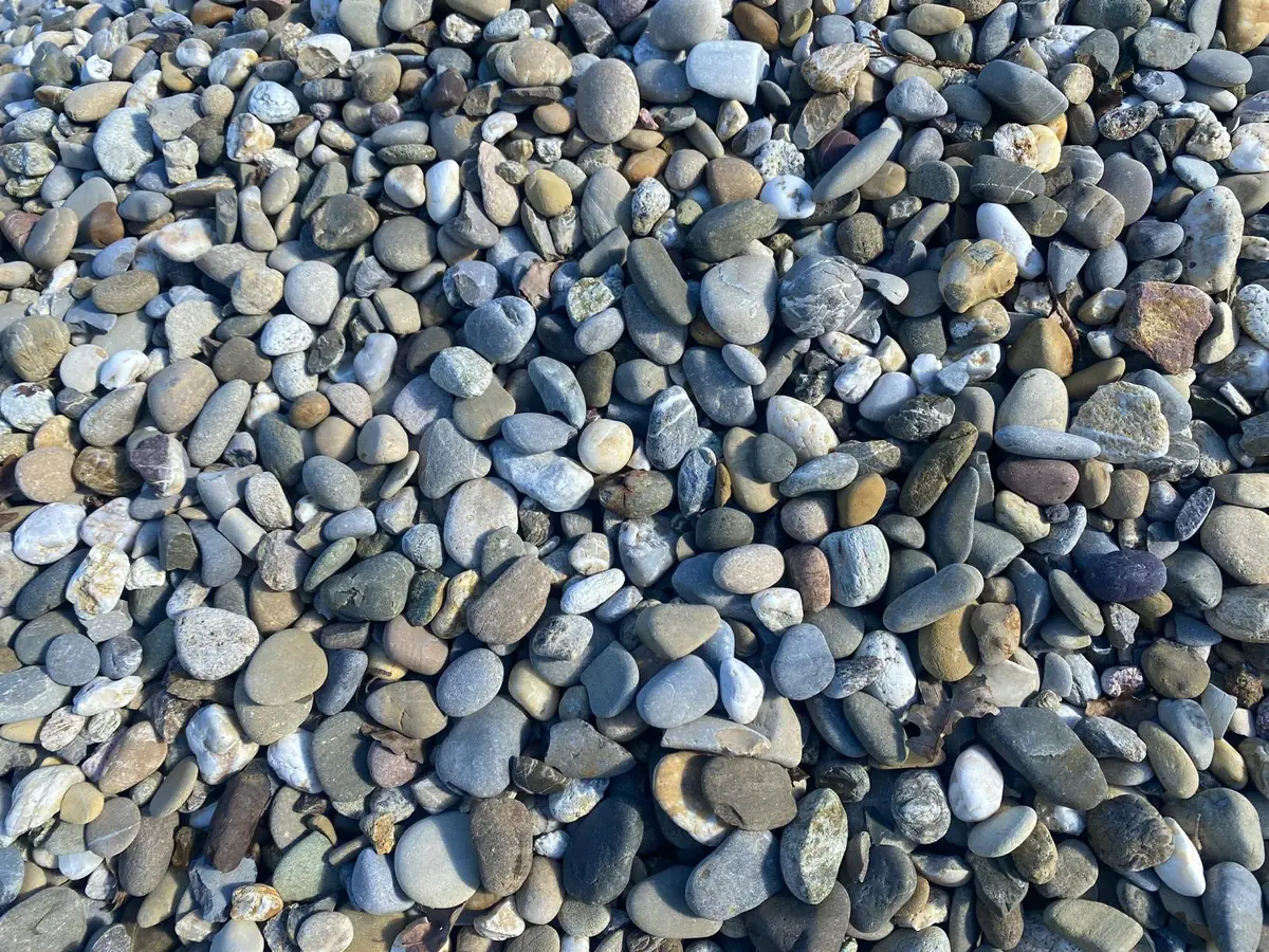 Moraine grind van dichtbij: de korrelvorm en kleur in detail