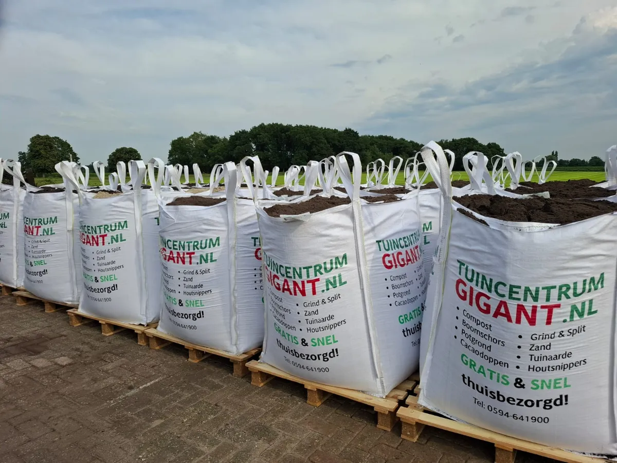 Gevulde big bags van Tuincentrumgigant op pallets