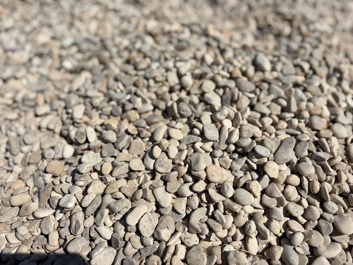 Castle grind beige 8-16 mm van dichtbij: de korrelvorm en kleur in detail