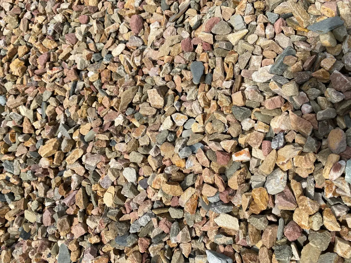 Grauwacke split van dichtbij: de korrelvorm en kleur in detail