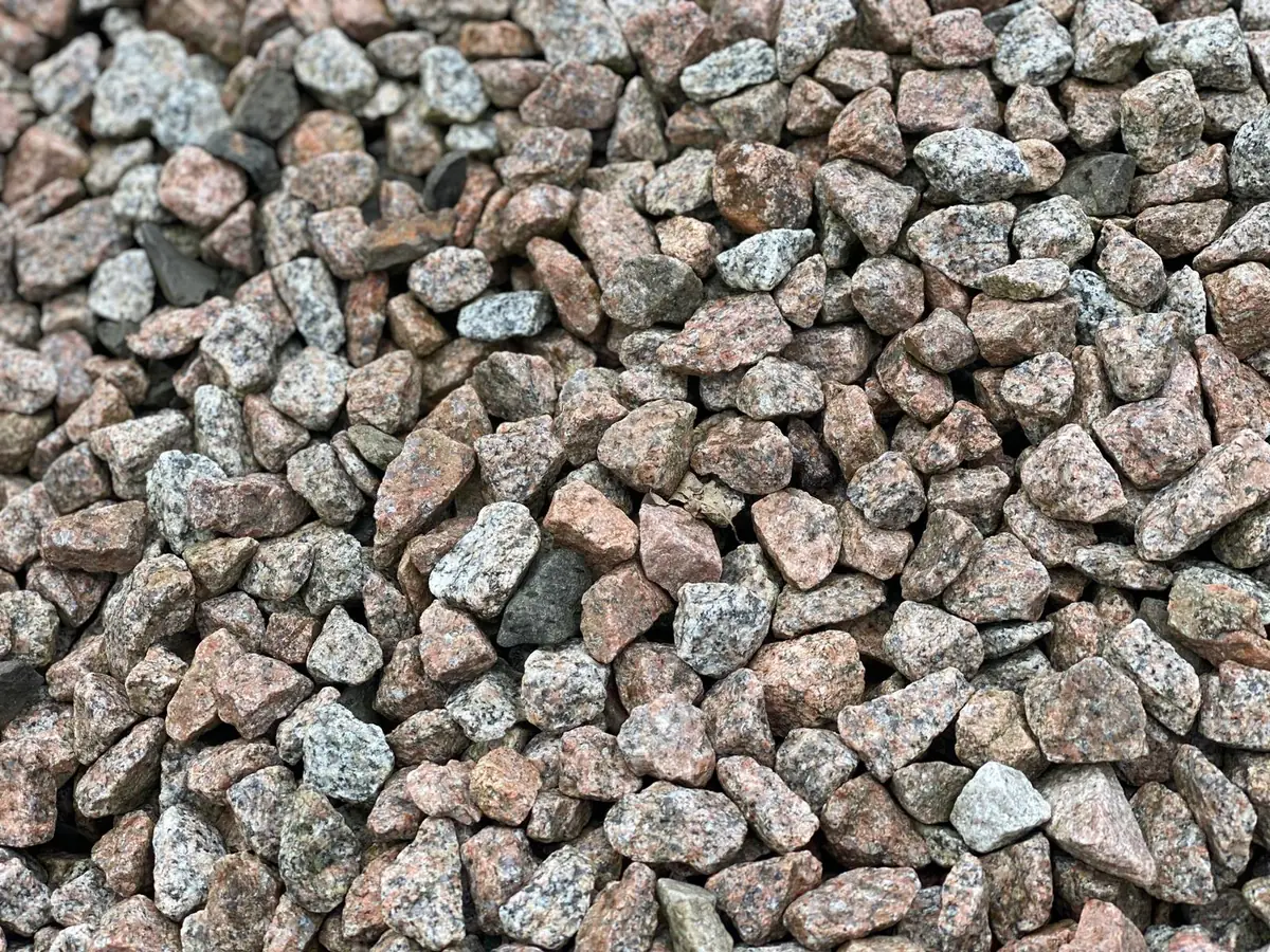 Schots graniet split van dichtbij: de korrelvorm en kleur in detail